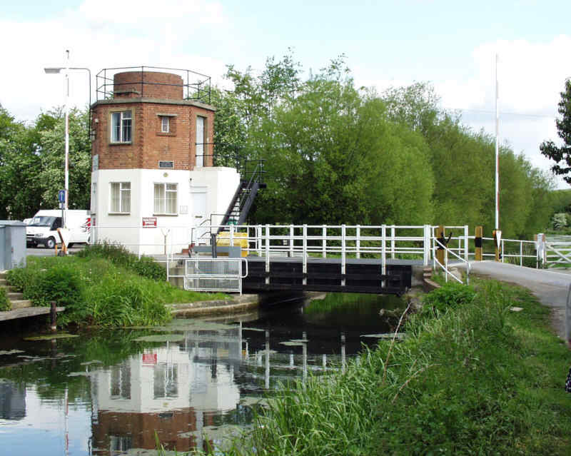 Bonds Mill lift bridge